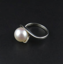 Load image into Gallery viewer, Pearl Twist Ring
